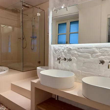 Cernaiabella Historic Stairway Authentic Charming With Jacuzzi And Aircon In Historic Building Up To 4ppl Newly Renovated 公寓 *