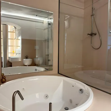 Cernaiabella Historic Stairway Authentic Charming With Jacuzzi And Aircon In Historic Building Up To 4ppl Newly Renovated 公寓 *