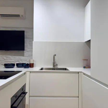 Cernaiabella Historic Stairway Authentic Charming With Jacuzzi And Aircon In Historic Building Up To 4ppl Newly Renovated 公寓 *